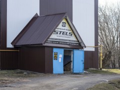 Фирменный магазин «STELS». Вход. Весна